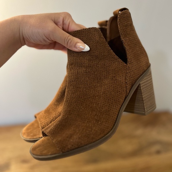 ‼️FINAL SALE MUST GO‼️✨GORGEOUS OPEN TOE BOOTIES✨ - Picture 7 of 7